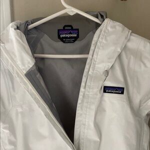 Patagonia White Hooded Jacket rain coat 🧥